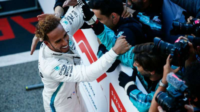Lewis Hamilton rayakan kemenangan di Suzuka Jepang.