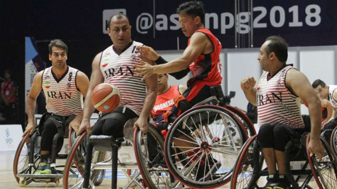 Pemain timnas basket Indonesia melawan Iran di Asian Para Games.