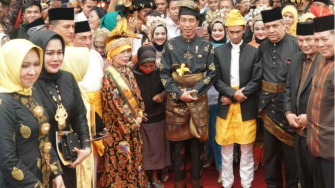 Presiden Jokowi terima gelar dari Kesultanan Deli