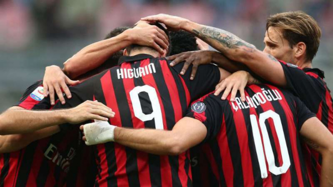 Pemain AC Milan rayakan gol.