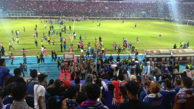 Aremania Memasuki Lapangan