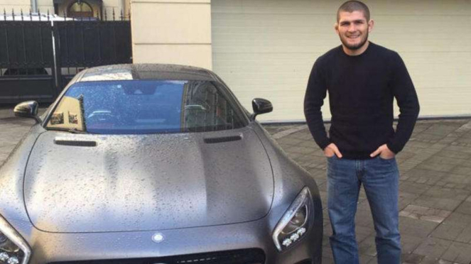 Khabib bersama mobil mewahnya.