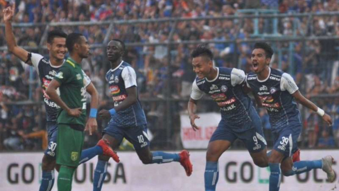Penyerang Arema FC, Ahmad Nur Hardianto (kedua dari kanan)