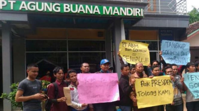 Warga Perumahan Green Garding di Kabupaten Bekasi berdemonstrasi karena kesal rumah subsidi yang mereka dibeli tak kunjung dibangun.