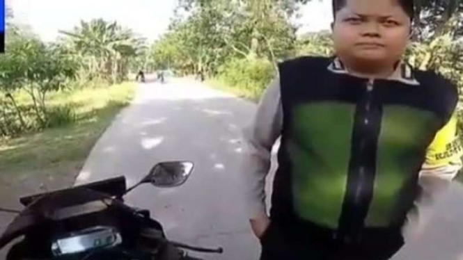 Pria yang diduga oknum polisi menyetop pengendara motor