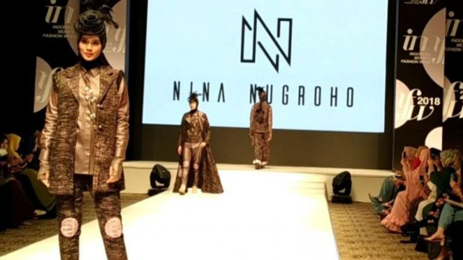 Desainer Nina Nugroho tunjukkan karya batik