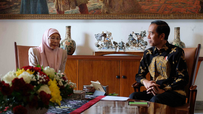 Presiden Joko Widodo (kanan) menerima kunjungan kehormatan Deputi Perdana Menteri Malaysia Dato Seri Wan Azizah Wan Ismail di Istana Bogor, Jawa Barat