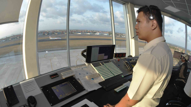Petugas memantau dan mengatur pergerakan pesawat udara di menara Air Traffic Controller (ATC) Bandara Internasional I Gusti Ngurah Rai, Bali.
