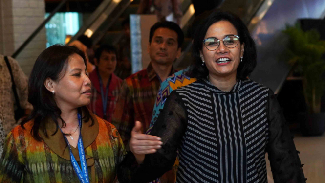 Menteri Keuangan Sri Mulyani Indrawati (kanan) berjalan usai menghadiri sesi High Level Parliamentary pada rangkaian Pertemuan Tahunan IMF-World Bank Group 2018 di Bali Nusa Dua Convention Centre, Nusa Dua, Bali