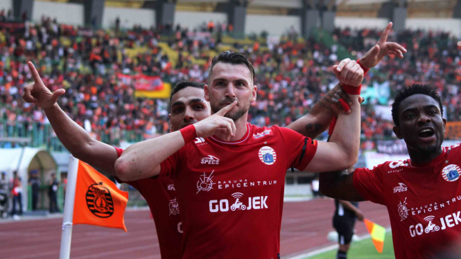 Pemain Persija, Marko Simic, merayakan gol.