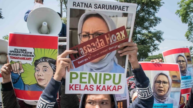 Massa yang tergabung dalam Aliansi Mahasiswa Bandung Raya melakukan aksi unjuk rasa terkait kasus Ratna Sarumpaet di depan Gedung Sate, Bandung, Jawa Barat