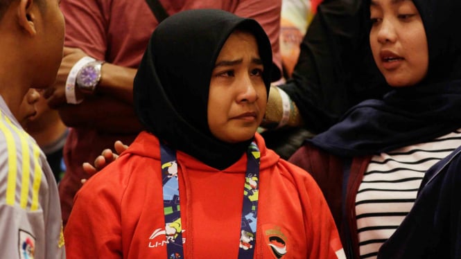 Pejudo putri Indonesia Miftahul Jannah meninggalkan arena usai didiskualifikasi dari pertandingan kelas 52 kg blind judo Asian Para Games 2018 di Jiexpo Kemayoran, Jakarta