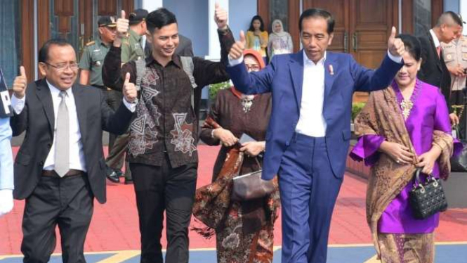 Presiden Jokowi bersama Surya Sahetapy.