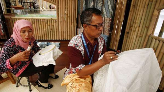 Suami Istri pengrajin batik lasem