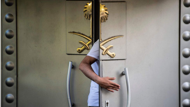 Arab Saudi mengundang sejumlah wartawan untuk masuk ke konsulatnya di Istanbul setelah muncul tuduhan Khashoggi mungkin dibunuh di sana. - AFP/Getty