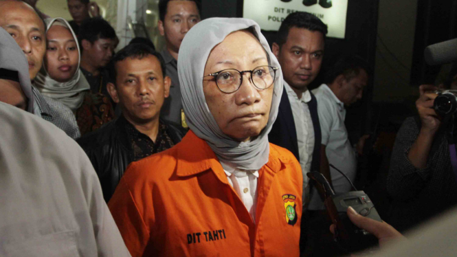 Aktivis Ratna Sarumpaet (tengah) dengan rompi tahanan usai menjalani pemeriksaan di Dirkrimum Polda Metrojaya, Jakarta