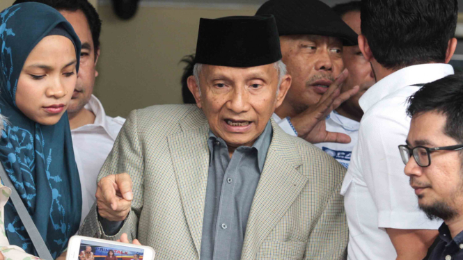 Ketua Dewan Kehormatan Partai Amanat Nasional (PAN) Amien Rais (tengah) memberikan keterangan kepada wartawan sebelum menjalani pemeriksaan di Direktorat Kriminal Umum Polda Metro Jaya, Jakarta, Rabu, 10 Oktober 2018.
