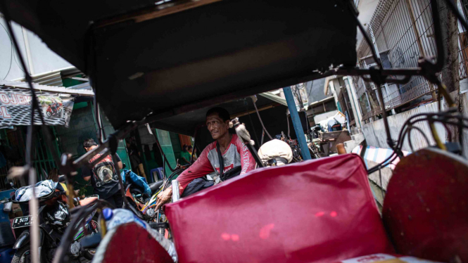 Pengemudi becak menanti penumpang di Selter Becak Terpadu, di Jalan K Pejagalan,