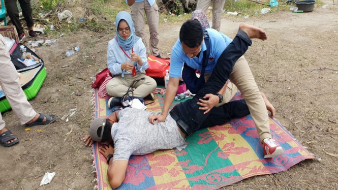 Terapis atlet Timnas Pencak Silat pijat korban gempa dan tsunami di Palu