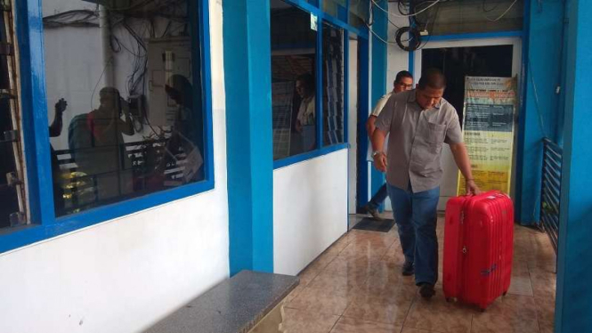 Penyidik KPK keluar membawa koper berisi dokumen dari Kantor Bapenda Malang