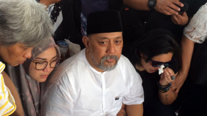 Pemakaman istri Indro Warkop di TPU Tanah Kusir, Jakarta