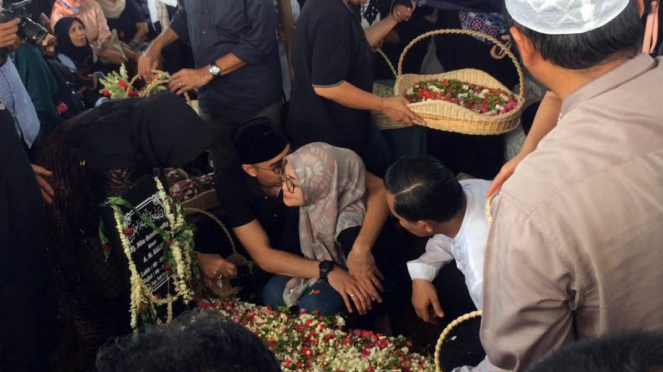 Pemakaman istri Indro Warkop di TPU Tanah Kusir, Jakarta