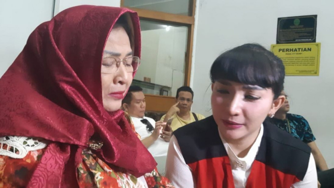 Roro Fitri dan ibunda di Pengadilan Negeri Jakarta Selatan