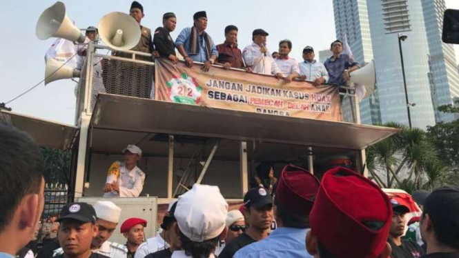 Eggy Sudjana (mengenakan topi) ikut mengawal Amien Rais, Rabu, 10 Oktober 2018.