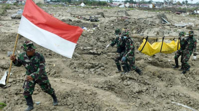 Tim SAR dari TNI evakuasi korban gempa bumi di Palu, Sulawesi Tengah.