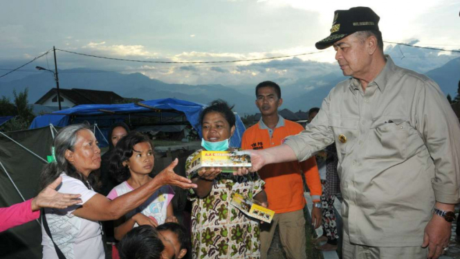 Gubernur Sumatera Barat bagikan rendang ke korban gempa dan tsunami Palu.