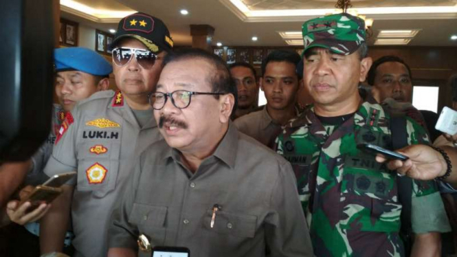Gubernur Jawa Timur Soekarwo bersama Kepala Polda dan Pangdam Brawijaya bersiap terbang ke pulau Sapudi dari Markas Polda Jatim, Surabaya, pada Kamis, 11 Oktober 2018.