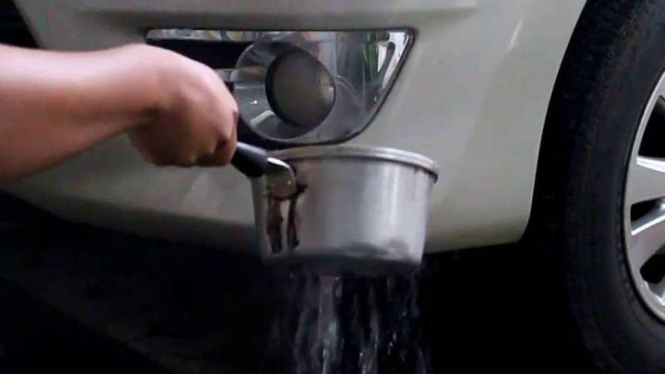 Perbaiki bumper penyok dengan air panas.