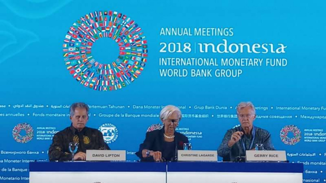 Direktur Pelaksana Dana Moneter Internasional (IMF) Christine Lagarde (Tengah).