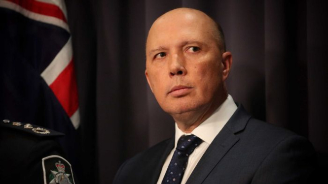 Bocoran dokumen menyebut Menteri Peter Dutton campur tangan dalam kasus dua pengasuh anak asing yang datang tanpa visa yang benar.