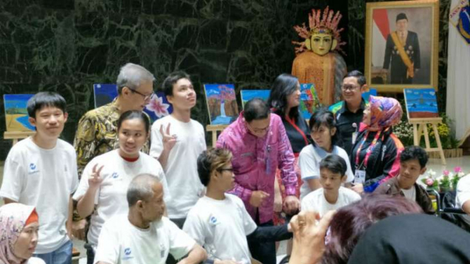 Gubernur DKI Jakarta Anies Baswedan bersama para penyandang disabilitas