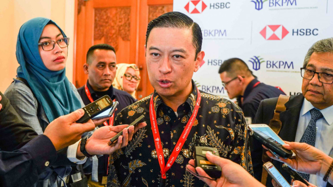 Kepala Badan Koordinasi Penanaman Modal (BKPM) Thomas Lembong (tengah) menjawab pertanyaan awak media usai mengikuti BKPM - HSBC Infrastructure Forum pada rangkaian Pertemuan Tahunan IMF - World Bank Group 2018 di Nusa Dua, Bali