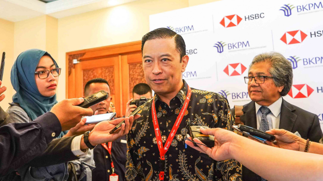 Kepala Badan Koordinasi Penanaman Modal (BKPM) Thomas Lembong (tengah) menjawab pertanyaan awak media usai mengikuti BKPM - HSBC Infrastructure Forum pada rangkaian Pertemuan Tahunan IMF - World Bank Group 2018 di Nusa Dua, Bali