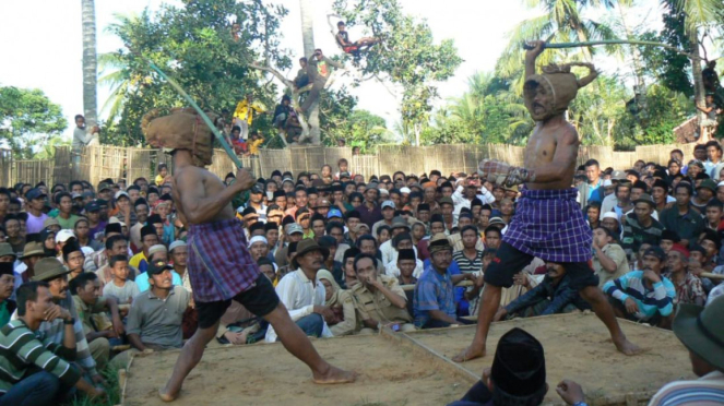 Tradisi Ojung di Kabupaten Sumenep, Madura, Jawa Timur.