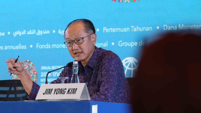 Presiden Grup Bank Dunia Jim Yong Kim (kanan) dan Juru Bicara Grup Bank Dunia David Theis (kiri) memberikan konferensi pers terkait Pertemuan Tahunan IMF - World Bank Group 2018 di Bali International Convention Center, Kawasan Nusa Dua, Bali