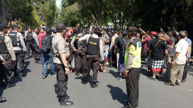 Massa mahasiswa Aliansi Mahasiswa Papua (AMP) Komite Kota Bali yang berdemonstrasi di Denpasar, Bali, pada Kamis, 11 Oktober 2018.