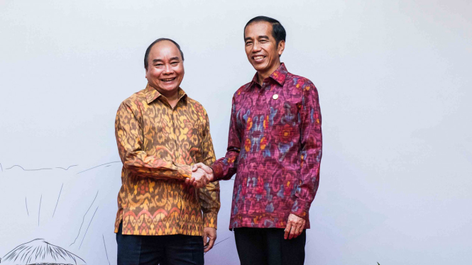 Presiden Joko Widodo (kanan) berjabat tangan dengan Perdana Menteri Vietnam Nguyen Xuan Phuc (kiri) saat Asean Leaders Gathering di sela-sela rangkaian Pertemuan Tahunan IMF World Bank Group 2018 di Nusa Dua, Bali