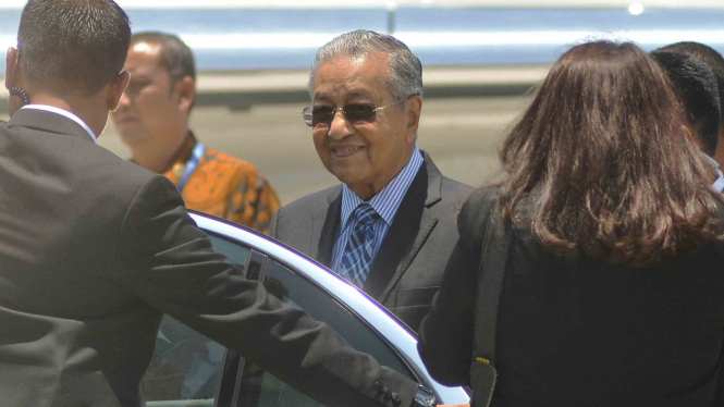 Mahathir Mohamad saat tiba di Bandara Internasional I Gusti Ngurah Rai, Bali