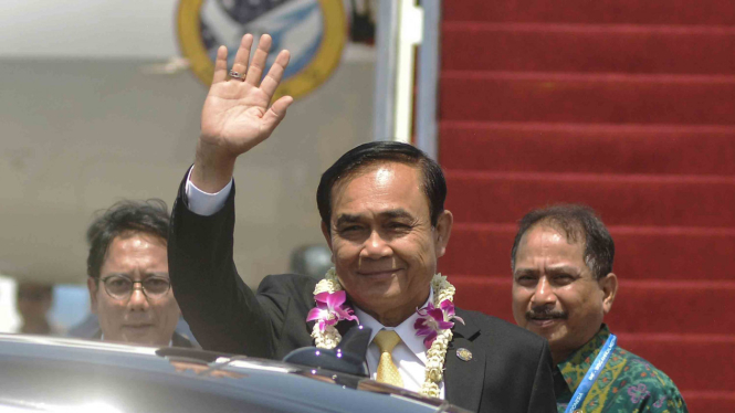 Perdana Menteri Thailand Prayut Chan-o-cha (tengah)