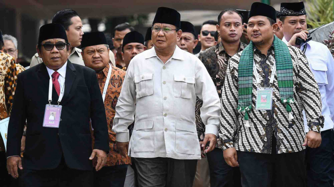 calon presiden nomor urut 02 Prabowo Subianto (tengah)