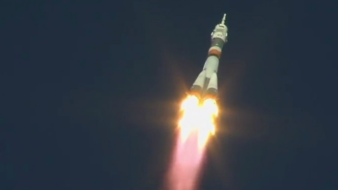 Roket Soyuz meluncur ke antariksa.