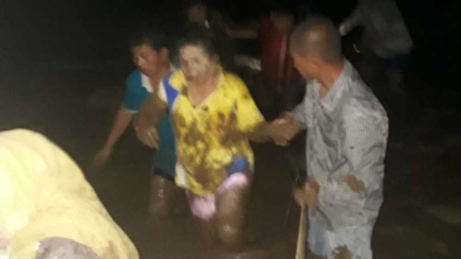 Sejumlah warga dievakuasi akibat banjir yang kepung Sumatera Barat.