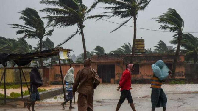 Badai siklon terjang India