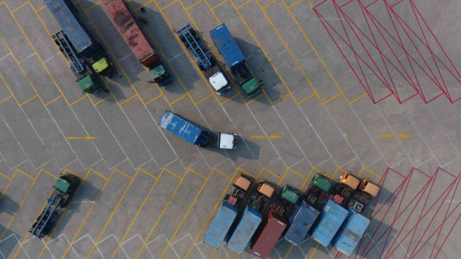 Sejumlah truk kontainer terparkir saat dilakukan uji coba penggunaan kantong parkir truk kontainer atau 