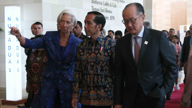 Presiden Joko Widodo (tengah), Direktur Pelaksana IMF Christine Lagarde (kiri) dan Presiden Grup Bank Dunia Jim Yong Kim (kanan) berjalan menuju lokasi Rapat Pleno Pertemuan Tahunan IMF - World Bank Group 2018 di Bali Nusa Dua Convention Center, Nusa Dua,