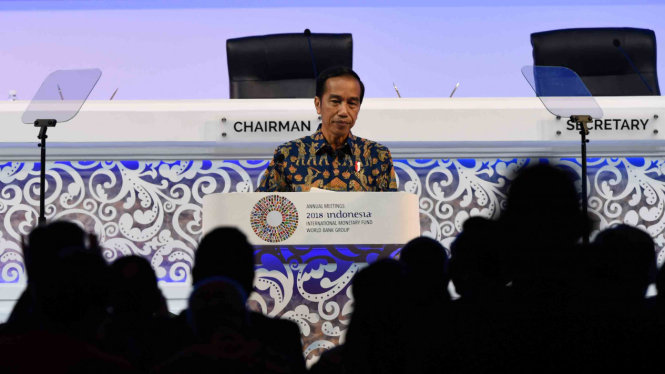 Presiden Joko Widodo menerima standing applouse dari peserta Pertemuan Tahunan IMF World Bank Group 2018 di Nusa Dua, Bali